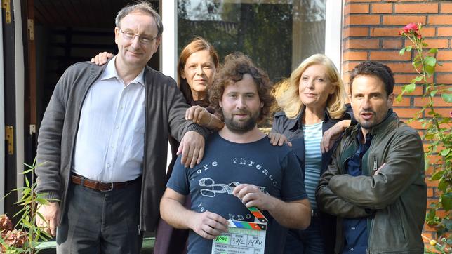 Regisseur Florian Baxmeyer (vorn) mit den Darstellern