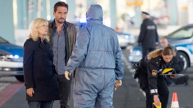 Bild: Radio Bremen/Michael Ihle Hauptkommissare Inga Lürsen und Stedefreund mit Rechtsmediziner Dr. Katzmann am Tatort