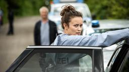Natalie Förster (Tinka Fürst) legt ihre Schutzkleidung an, im Hintergrund: Kommissar Max Ballauf (Klaus J. Behrendt).