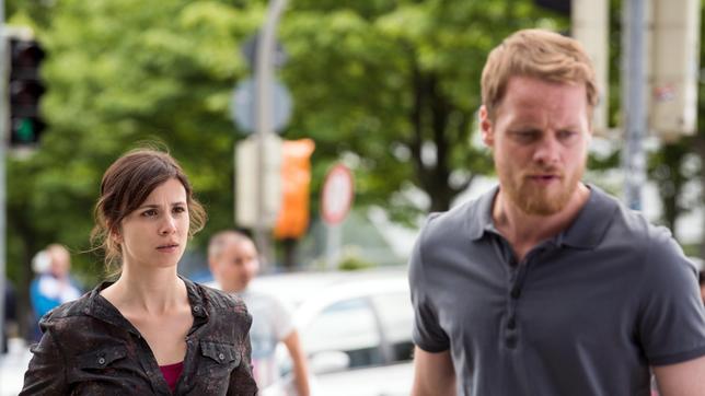 Bild: WDR/Wolfgang Ennenbach Nehmen das berufliche Umfeld des Ermordeten Max Dehlens unter die Lupe: Nora Dalay (Aylin Tezel) und Daniel Kossik (Stefan Konarske)