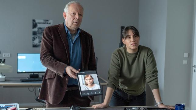 Bild: NDR/Thorsten Jander Nicht zu greifen: Influencerin Zenaida (Milena Tscharntke, auf Bildschirm). Klaus Borowskis (Axel Milberg) und Sila Sahins (Almila Bagriacik) Ermittlungen stocken.