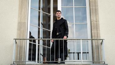 Bild: MDR Nick Kircher (Martin Baden), Chef des Rockerclubs "Bones", steht auf dem Balkon der Firma seiner Mutter.