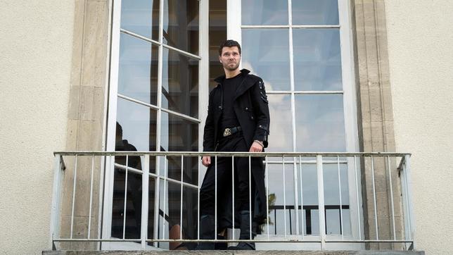 Bild: MDR Nick Kircher (Martin Baden), Chef des Rockerclubs "Bones", steht auf dem Balkon der Firma seiner Mutter.