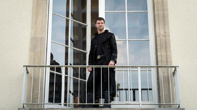 Nick Kircher (Martin Baden), Chef des Rockerclubs "Bones", steht auf dem Balkon der Firma seiner Mutter.