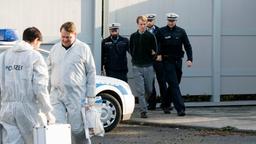Nils (Jan Krauter) und Polizeikommando (Komparsen).