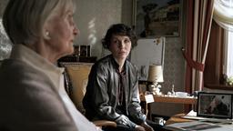 Nina Rubin (Meret Becke, re.) erfährt von Kellers Witwe Else (Katharina Matz), dass ihr Mann bei der Hitlerjungend war.