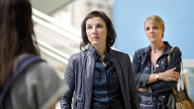Bild: rbb/Andrea Hansen Nina Rubin (Meret Becker) ermittelt in der Neuköllner Schule.
