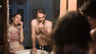 Nina Rubin (Meret Becker) und ihr Mann Viktor (Aleksandar Tesla) bei abendlichem Ritual im Bad.