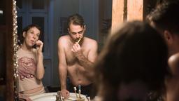Nina Rubin (Meret Becker) und ihr Mann Viktor (Aleksandar Tesla) bei abendlichem Ritual im Bad.