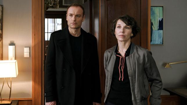 Bild: rbb/Stefan Erhard Nina Rubin (Meret Becker) und Robert Karow( Mark Waschke) ermitteln in der komplizierten Berliner Familiengeschichte von Klaus und Gert Keller – Keller West und Keller Ost.