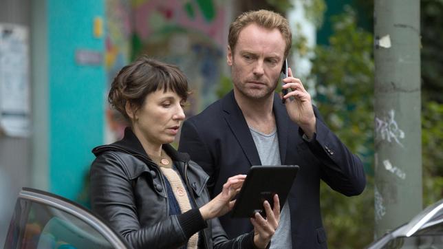 Bild: rbb TATORT: Nina Rubin (Meret Becker) und Robert Karow (Mark Waschke) gleichen ein Foto mit einer Nachricht ab.