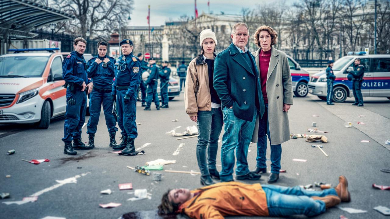 (v. li. n. re.) Noah L. Perktold (Jonas Leisch), Beritan Balci (Leyla Kiyak), Wolfgang Oliver (Markus Schuch), Christina Scherrer (Meret Schande), Harald Krassnitzer (Moritz Eisner) und Adele Neuhauser (Bibi Fellner)