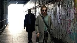 Noch weniger als Sehende es können, kann die blinde Rosa (Henriette Nagel) beurteilen, wer ihr da in den Tunnel gefolgt ist – selbst wenn es Martin Rascher (Sebastian Blomberg) ist, der sich Sorgen um sie macht.