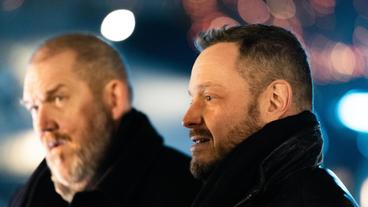 Bild: WDR/Bavaria Fiction GmbH/Martin Valentin Menke Norbert Jütte (Roland Riebeling, r) muss sich diesmal zusätzlich den Kopf über sein Wichtelgeschenk für Freddy Schenk (Dietmar Bär) zerbrechen.
