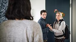 Nurali Balsiger (Joel Basman) erhält Besuch von seiner Zwillingsschwester Nura (Yelena Tronina).
