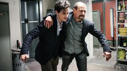 Nurali Balsiger (Joel Basman, li.) ist mit seinem verletzten Onkel (Jevgenij Sitochin) auf der Flucht.