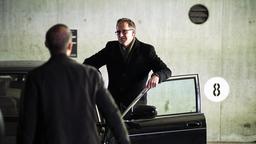 Oliver Manlik (Barnaby Metschurat) konfrontiert seinen ehemaligen Chef Joachim Bässler (Stephan Schad) mit seinen Forderungen. Den das allerdings überhaupt nicht beeindruckt, für ihn ist die Angelegenheit erledigt.