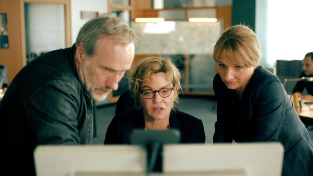 Paul Brix (Wolfram Koch), Anna Janneke (Margarita Broich, Mitte) und Constanze Lauritzen (Christina Große).