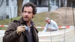 Peter Faber (Jörg Hartmann) findet am Tatort ein Drogen-Tütchen.