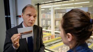 Bild: MDR Peter Schnabel (Martin Brambach) befragt Anna Bürger (Katia Fellin) zur Tatwaffe - einem Baseballschläger, auf dem sich Fingerabdrücke ihres Sohns und Mannes befinden .
