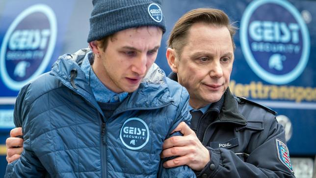 Bild: MDR/MadeFor/Steffen Junghans Pierre Mahlig (Florian Kroop) wird von Lupo (Arndt Schwering-Sohnrey) vom Tatort abgeführt.