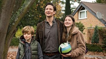 Bild: WDR/Martin Valentin Menke Polizeipressesprecher Johannes Hagen (August Wittgenstein) mit seinen Kindern Maja (Lilli Lacher) und Paul.
