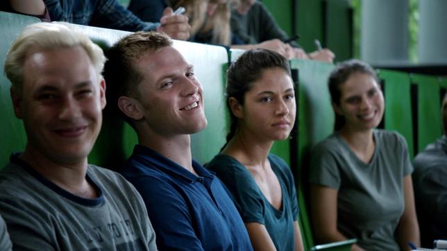 Polizeischüler Leroy (Stefan Hegli, links), Tobias (Enno Trebs), Nasrin (Soma Pysall).