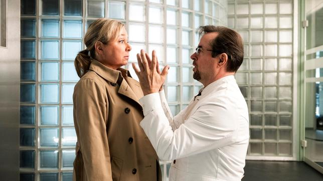 Bild: WDR/Martin Valentin Menke Prof. Karl-Friedrich Boerne (Jan Josef Liefers) kniet nieder vor seiner Assistentin Silke Haller (ChrisTine Urspruch).