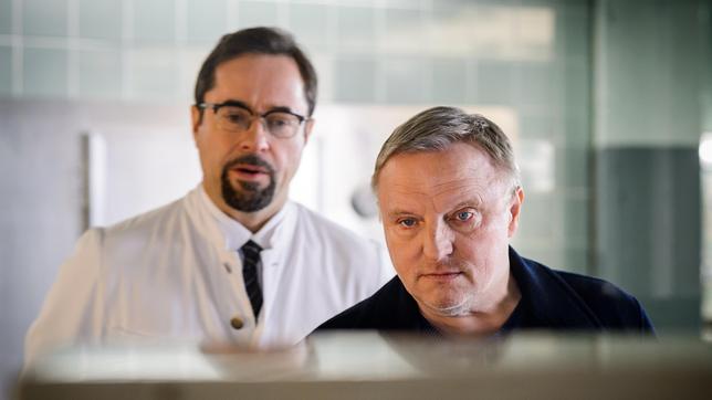 Prof. Karl Friedrich Boerne (Jan Josef Liefers, l) und Kommissar Frank Thiel (Axel Prahl, r) in der Rechtsmedizin.