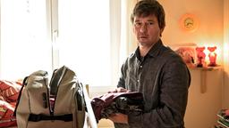 Rainer Hildebrandt (Peter Schneider) packt im Kinderzimmer eine Reisetasche. Die beiden Kinder werden gleich von ihrer Mutter abgeholt. Das Paar lebt mittlerweile getrennt.
