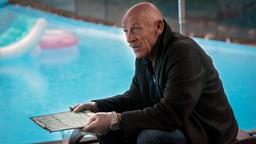 Rechtsmediziner Dr. Roth (Joe Bausch) hat am Tatort erste Untersuchungen vorgenommen. Als das Opfer im Pool war, hat es offenbar einen Stromschlag erlitten.