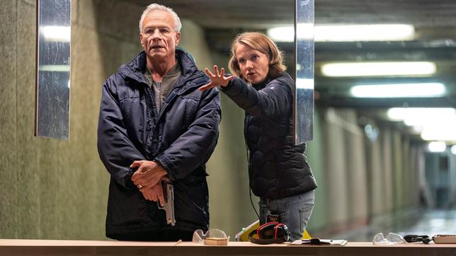 Regisseurin Isa Prahl mit Klaus J. Behrendt bei der Vorbereitung einer Szene im Schießstand.