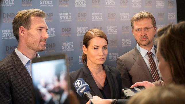 Bild: NDR/Marion von der Mehden Reinders (Benjamin Braun), Fraktionsvorsitzende Schramm (Anja Kling) und Professor Schneider (Patrick von Blume) stellen sich den Fragen der Presse.