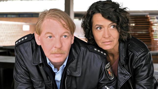 Bild: SWR/Jacqueline Krause-Burberg Reminiszenz an 1991: Ben Becker als Stefan Tries, Polizist in Zarten in der Westpfalz, Ulrike Folkerts als Lena Odenthal, Hauptkommissarin aus Ludwigshafen, die in ihrem 70. Fall im Einsatz ist und 30 Jahre Tatort feiert.