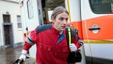 Bild: WDR/Thomas Kost Rettungssanitäter Oliver Lahnstein (Axel Schreiber) ist im Einsatz: Auf dem Spielplatz liegt ein bewusstloses Mädchen.