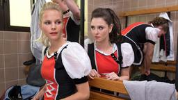Rivalinnen in der Umkleide: Annika Lobinger (Natalia Rudziewicz, r) und Saskia Unger (Sinja Dieks, l) müssen mit der Tanzgarde gleich zum Vortanzen.