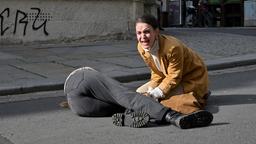 Ronja (Lili Zahavi) ruft verzweifelt um Hilfe nachdem Anna Schneider (Milena Tscharntke) auf offener Straße zusammengebrochen ist