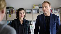 Rubin (Meret Becker) und Karow (Mark Waschke) ermitteln in einer Neuköllner Schule bei der Lehrerin Lena Guhlke (Katrin Wichmann).