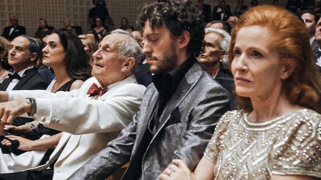 Bild: SRF/Hugofilm Ruhe vor dem Sturm: Noch lauschen die Gäste gebannt dem Konzert. V.r: Alice Loving-Orelli (Sibylle Canonica), Franky Loving (Andri Schenardi), Walter Loving (Hans Hollmann), Elena Princip (Uygar Tamer).
