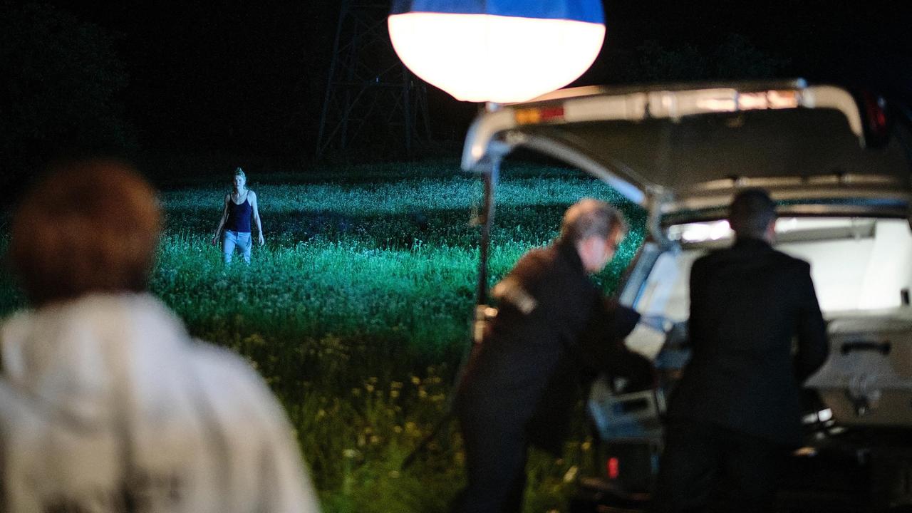 Sandra (Lisa Hagmeister) hat die nächtlichen Ermittlungen von Franziska Tobler (Eva Löbau) und ihren Kolleg:innen mitbekommen.