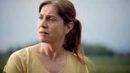 Sandra (Ulrike C. Tscharre) wird mit erschreckenden Vorwürfen gegen ihren verstorbenen Mann konfrontiert.