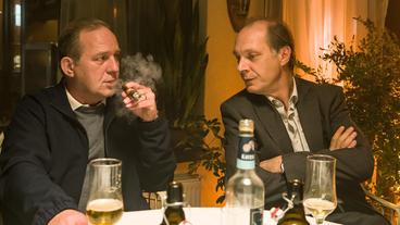 Bild: MDR Schnabel (Martin Brambach) und Otto Winkler (Uwe Preuss) unterhalten sich über die Ermittlungserfolge seiner Tochter Leonie Winkler (Cornelia Gröschel).