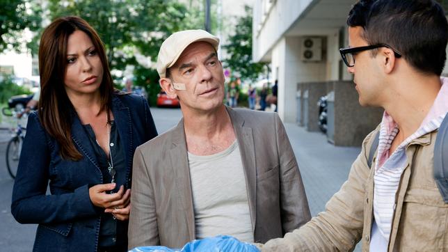 Bild: MDR/Junghans Die Hauptkommissare Eva Saalfeld und Andreas Keppler mit einem Afghanen