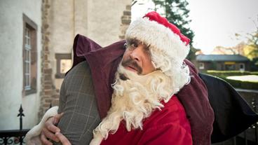 Bild: WDR/Martin Valentin Menke Schwer beladen in der Vorweihnachtszeit: Artjom (Sascha Alexander Geršak) als Weihnachtsmann.