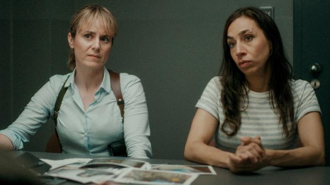 Schwieriges Verhör: Anna Pieri Zuercher als Kommissarin Isabelle Grandjean und Carol Schuler als Kommissarin Tessa