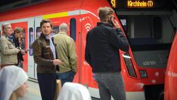 Sebastian Bootz (Felix Klare) hat die Aufgabe der Geldübergabe an den Erpresser übernommen und wird in eine S-Bahn-Station gelenkt.