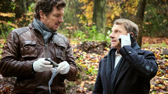 Sebastian Bootz (Felix Klare) und Thorsten Lannert (Richy Müller) finden am Tatort das Pfefferspray, mit dem das Opfer versucht hat sich zu verteidigen.
