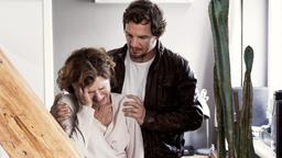 Sebastian Bootz (Felix Klare) versucht Heide Richter (Viktoria Trauttmansdorff) zu beruhigen, die vom Tod ihres Sohnes erfahren hat.