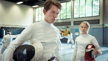 Bild: WDR/Thomas Kost Sein Vater steht unter Mordverdacht – das belastet Simon Grevel (Alvar Goetze, l) sehr. Er kommt auch beim Fechttraining mit seiner Freundin Alina (Gwentsche, r) nicht auf andere Gedanken.