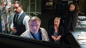 Bild: WDR/Thomas Kost Sichten Video-Material: Prof. Karl-Friedrich Boerne (Jan Josef Liefers, l), Kommissar Frank Thiel (Axel Prahl, vorn), Silke Haller (ChrisTine Urspruch) und Staatsanwältin Wilhelmine Klemm (Mechthild Großmann, r).